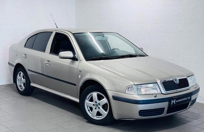 Brun Begagnad 2004 Skoda Octavia Tour Halvkombi | 34 900 kr (Marknadspris) - Bild 1/4