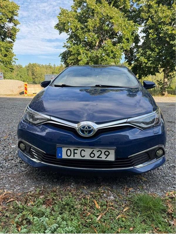 Blå Begagnad 2016 Toyota Auris Hybrid Executive Halvkombi | 159 900 kr (Marknadspris) - Bild 1/4
