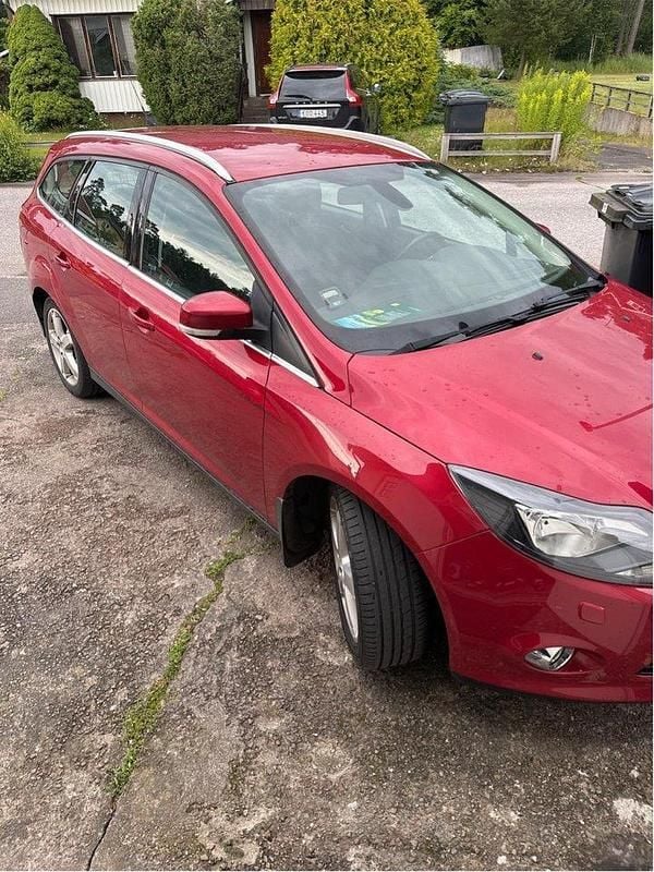 Röd Begagnad 2011 Ford Focus Titanium Kombi | 40 000 kr (Marknadspris) - Bild 1/4