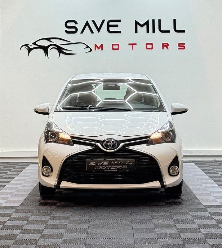 Vit Begagnad 2016 Toyota Yaris Hybrid Active | 114 900 kr (Superpris) - Bild 1/4