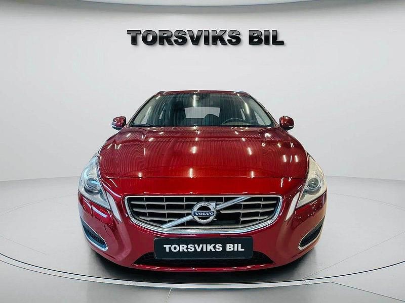 Röd Begagnad 2010 Volvo V60 Momentum Kombi | 79 900 kr (Marknadspris) - Bild 1/4