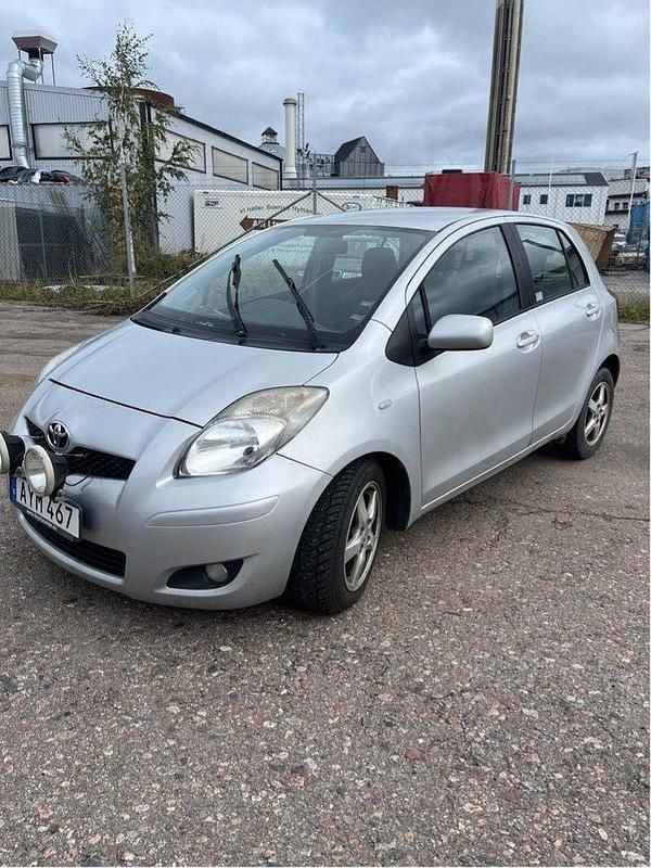 Silver Begagnad 2010 Toyota Yaris Halvkombi | 24 500 kr (Marknadspris) - Bild 1/4