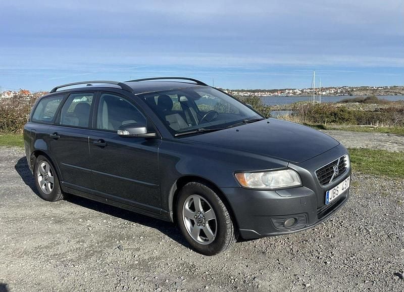 Grå Begagnad 2009 Volvo V50 Momentum Kombi | 21 000 kr (Marknadspris) - Bild 1/4