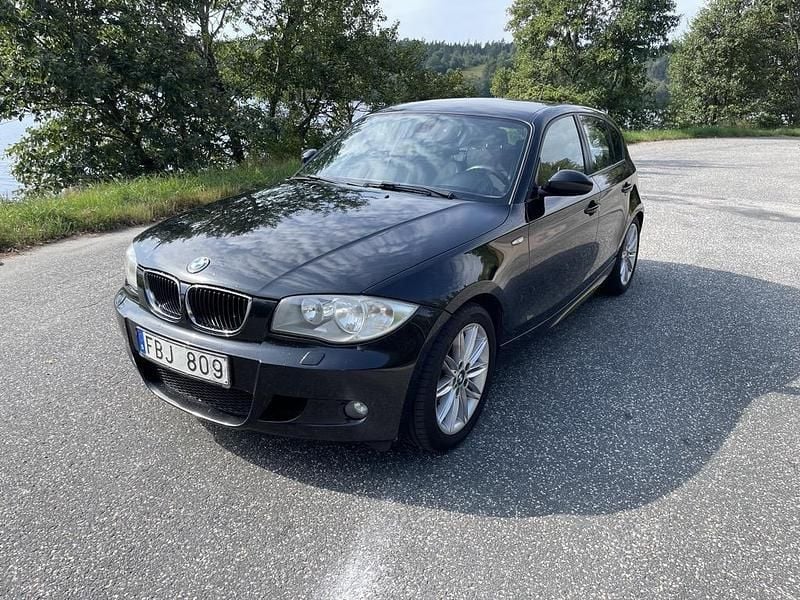 Svart Begagnad 2007 BMW 120 Advantage Halvkombi | 44 000 kr (Marknadspris) - Bild 1/4
