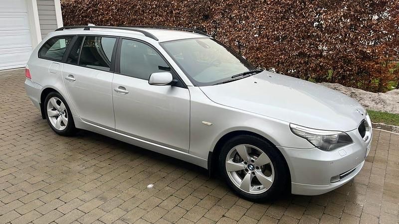 Begagnad BMW 530 272 HK (200 kW) 2009 Silver metallic Kombi