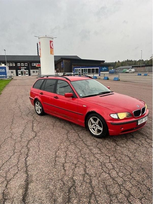 Röd Begagnad 2002 BMW 318 Kombi | 23 500 kr (Marknadspris) - Bild 1/4