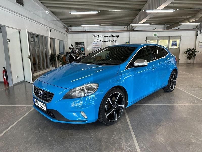 Blå Begagnad 2013 Volvo V40 R-Design Kombi | 149 900 kr (Marknadspris) - Bild 1/4