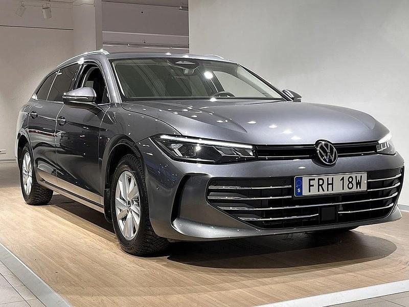 Diabase grey metallic Begagnad 2024 VW Passat Business Kombi | 349 000 kr (Marknadspris) - Bild 1/3