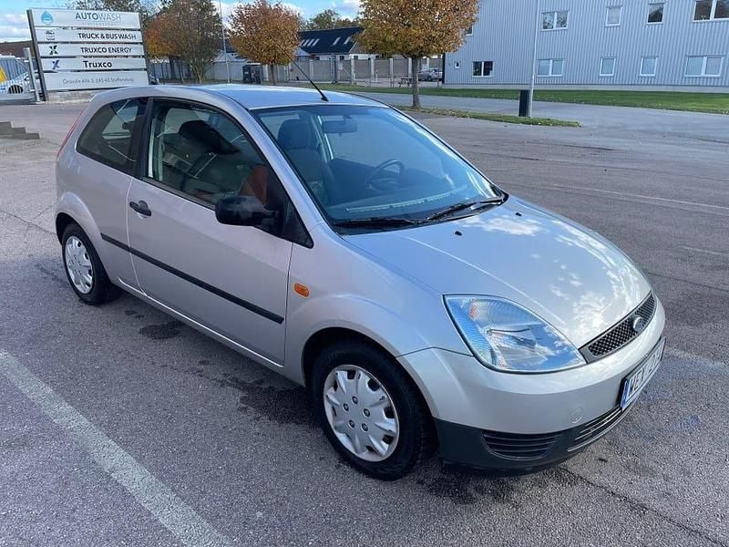 Begagnad Ford Fiesta 70 HK (51 kW) 2005 Halvkombi