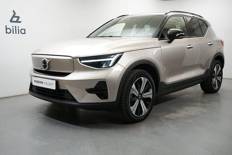 Ljusgrå Begagnad 2022 Volvo XC40 Core SUV | 354 900 kr - Bild 1/3