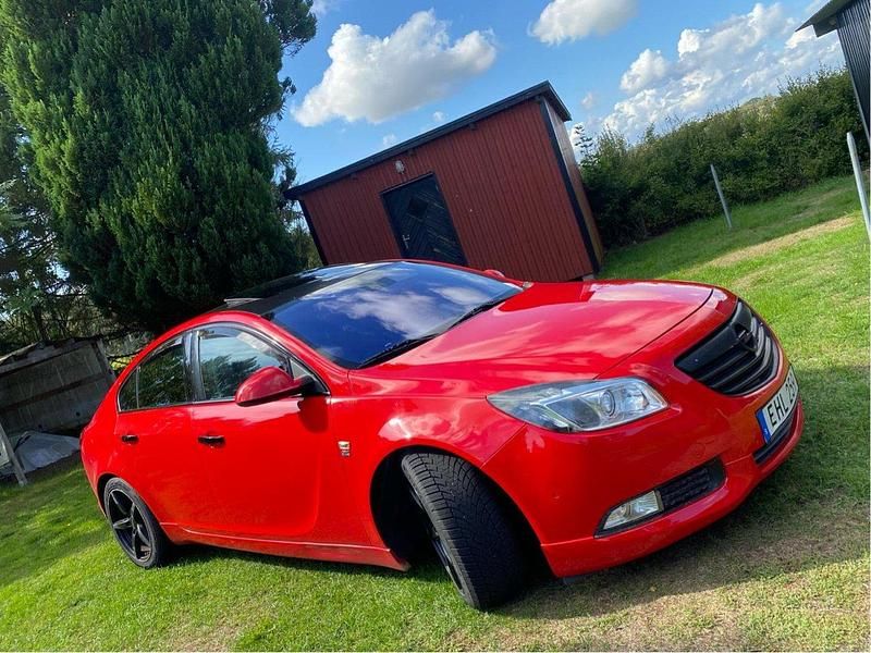 Röd Begagnad 2011 Opel Insignia Edition Halvkombi | 52 000 kr (Marknadspris) - Bild 1/4