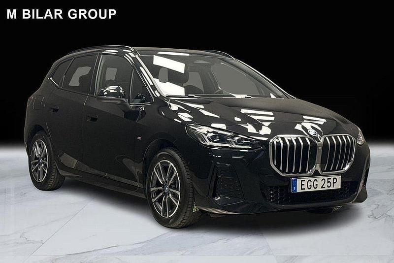 Svart Begagnad 2024 BMW 225 Active Tourer M Sport Minibuss | 428 500 kr (Marknadspris) - Bild 1/4