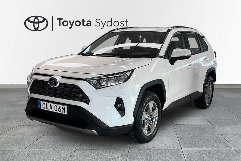 Vit Ny 2025 Toyota RAV4 Hybrid Active SUV | 434 900 kr (Marknadspris) - Bild 1/4