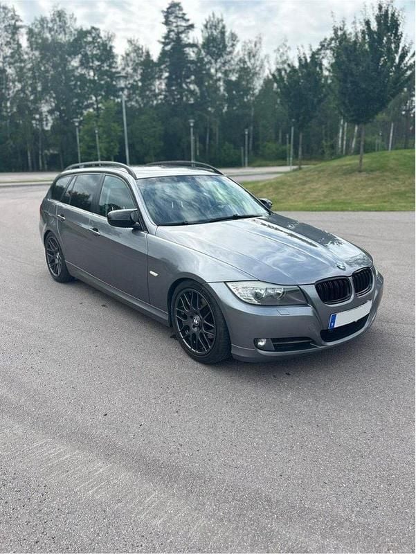 Grå Begagnad 2009 BMW 320 Sport Line Kombi | 60 000 kr (Lite dyr) - Bild 1/4