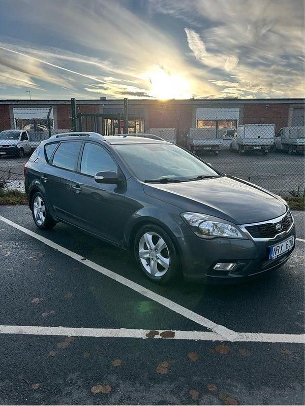 Grå Begagnad 2010 Kia Ceed Sportswagon Kombi | 49 000 kr (Marknadspris) - Bild 1/4