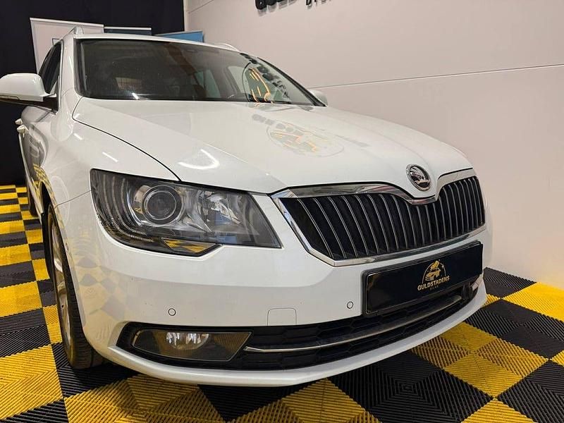 Begagnad Skoda Superb Elegance 170 HK (125 kW) 2015 Vit Kombi