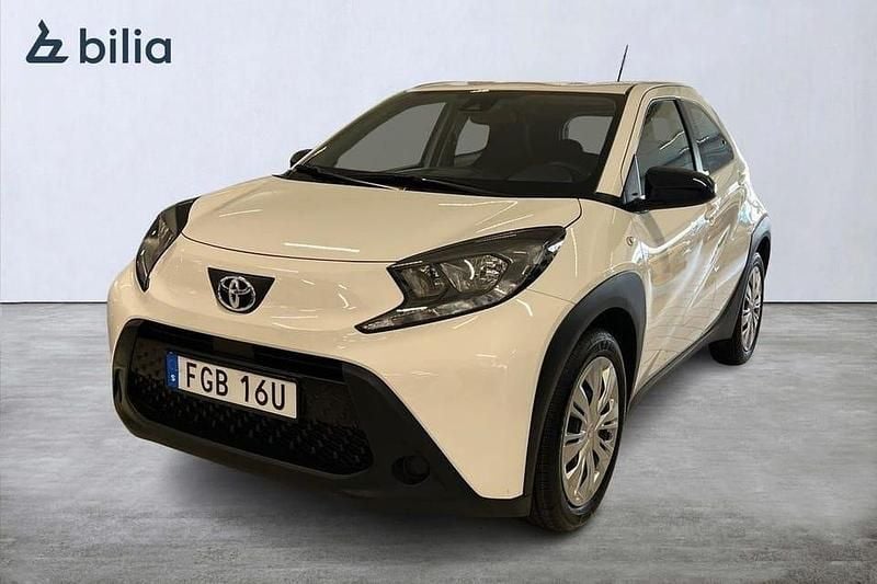 Vit Begagnad 2022 Toyota Aygo X Play SUV | 149 900 kr (Marknadspris) - Bild 1/4