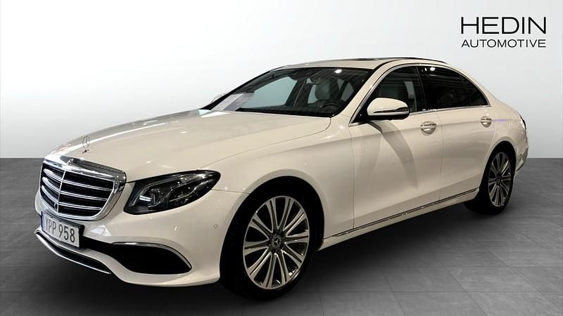 Vit (white) Begagnad 2018 Mercedes E220 Exclusive Sedan | 339 900 kr (Marknadspris) - Bild 1/4