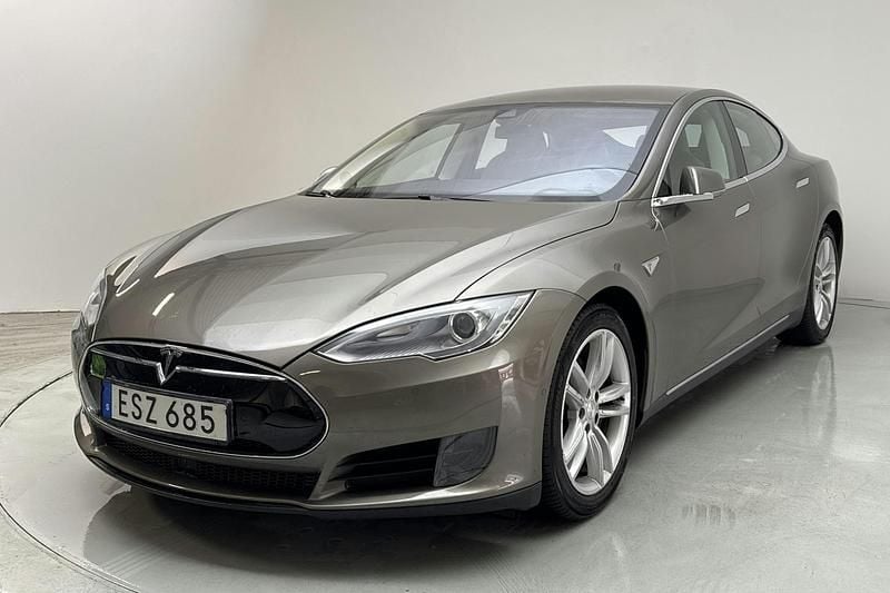 Grå Begagnad 2015 Tesla Model S Sedan | 180 000 kr - Bild 1/4