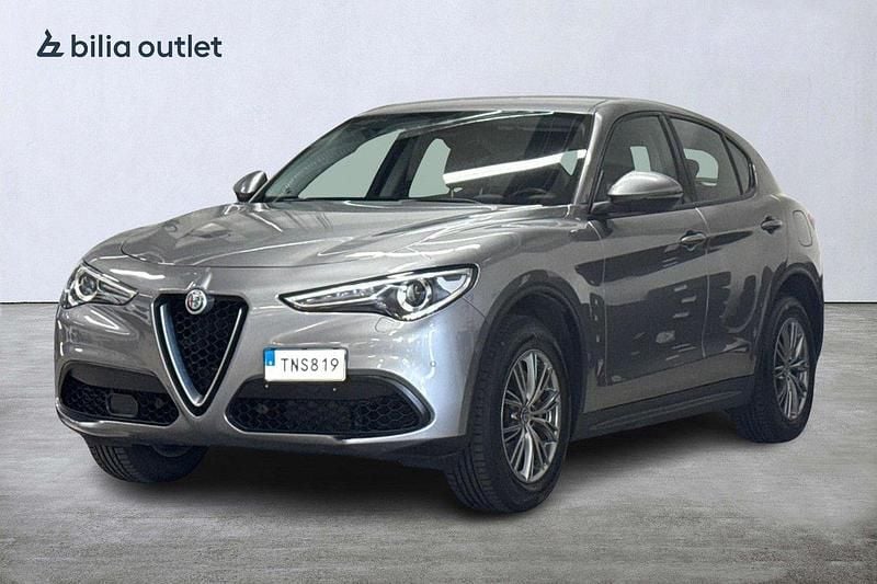 Grå Begagnad 2017 Alfa Romeo Stelvio Super SUV | 234 900 kr (Lite dyr) - Bild 1/3