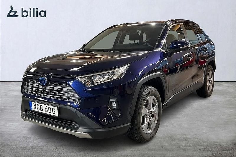 Mörkblå Begagnad 2024 Toyota RAV4 Hybrid Active SUV | 384 500 kr (Bra pris) - Bild 1/3