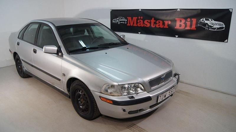 Ljusgrå Begagnad 2002 Volvo S40 Sedan | 19 900 kr (Bra pris) - Bild 1/4