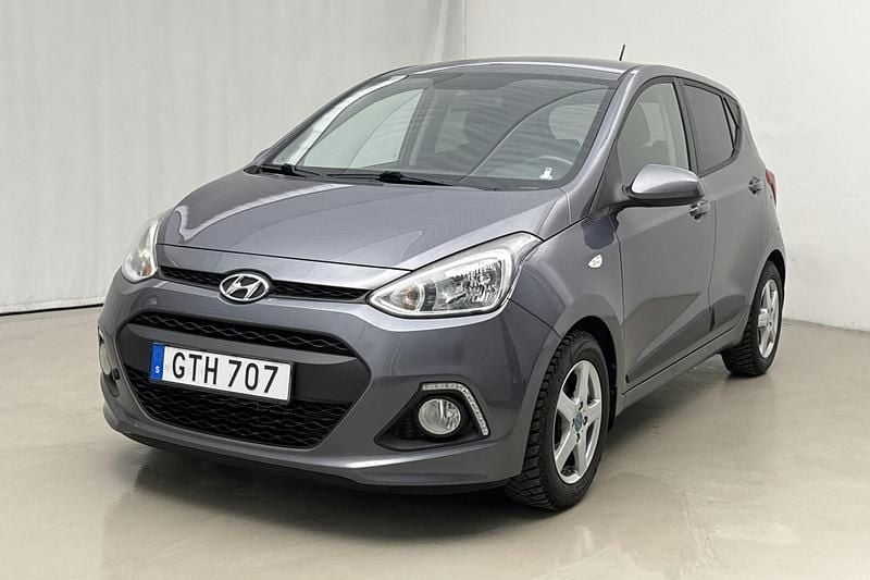 Mörkgrå Begagnad 2016 Hyundai i10 Edition Halvkombi | 64 800 kr (Bra pris) - Bild 1/4