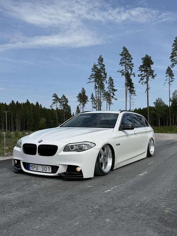 Vit Begagnad 2011 BMW 520 Kombi | 130 000 kr - Bild 1/4
