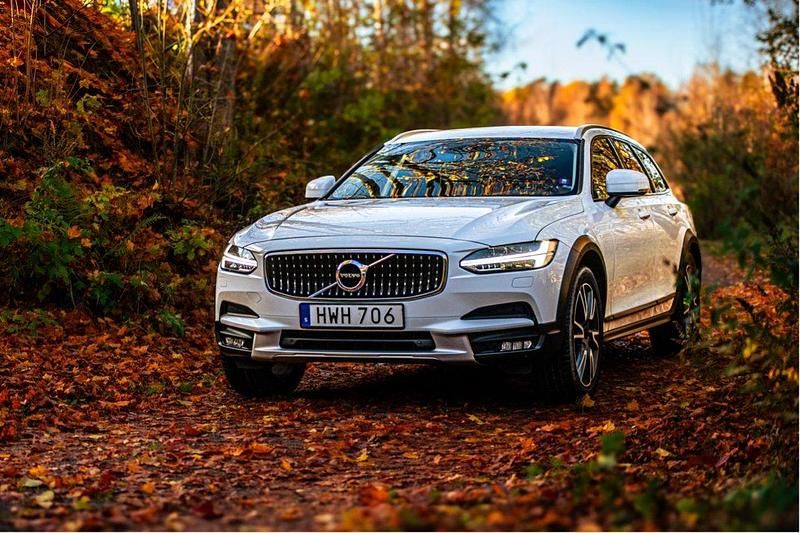 Vit Begagnad 2018 Volvo V90 CC Momentum Kombi | 235 000 kr (Marknadspris) - Bild 1/4