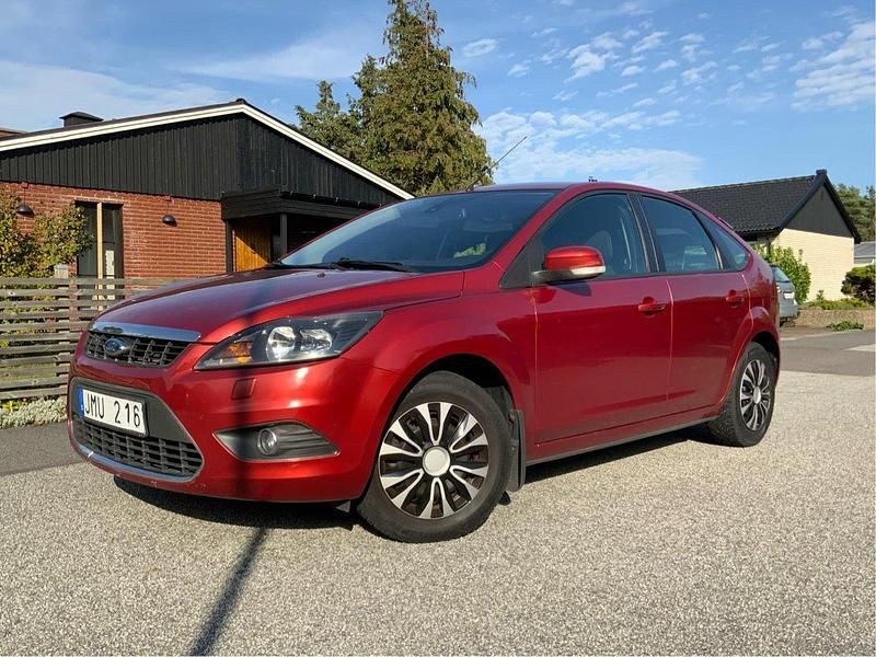 Röd Begagnad 2009 Ford Focus Titanium Halvkombi | 34 000 kr (Marknadspris) - Bild 1/4