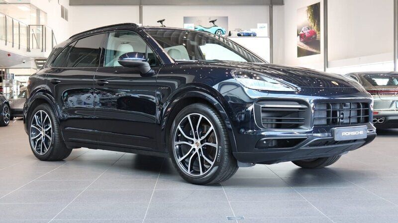 Blå Begagnad 2023 Porsche Cayenne SUV | 829 000 kr (Marknadspris) - Bild 1/4