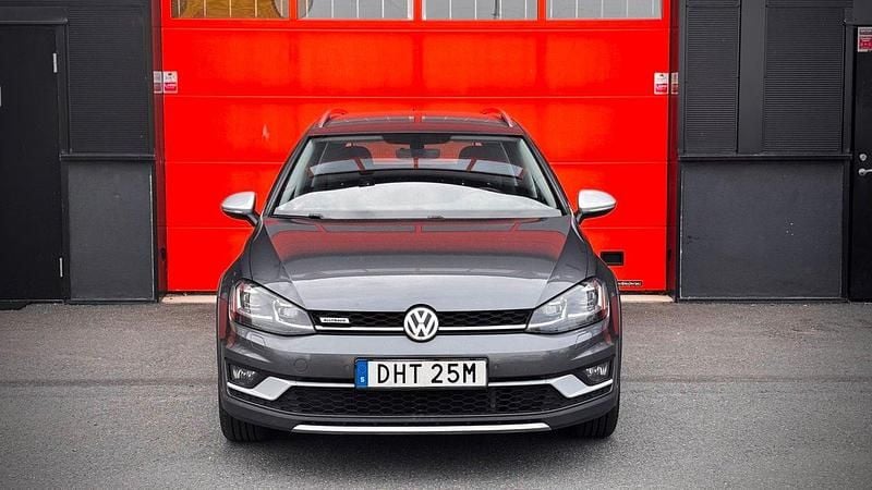 Mörkgrå Begagnad 2019 VW Golf Alltrack Kombi | 189 900 kr (Dyr) - Bild 1/4