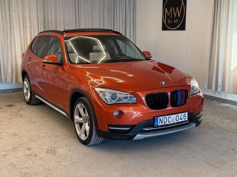 Orange Begagnad 2013 BMW X1 xLine SUV | 139 900 kr (Lite dyr) - Bild 1/4