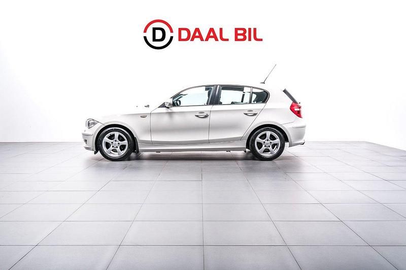 Vit Begagnad 2011 BMW 116 Comfort Edition Halvkombi | 68 700 kr (Marknadspris) - Bild 1/4