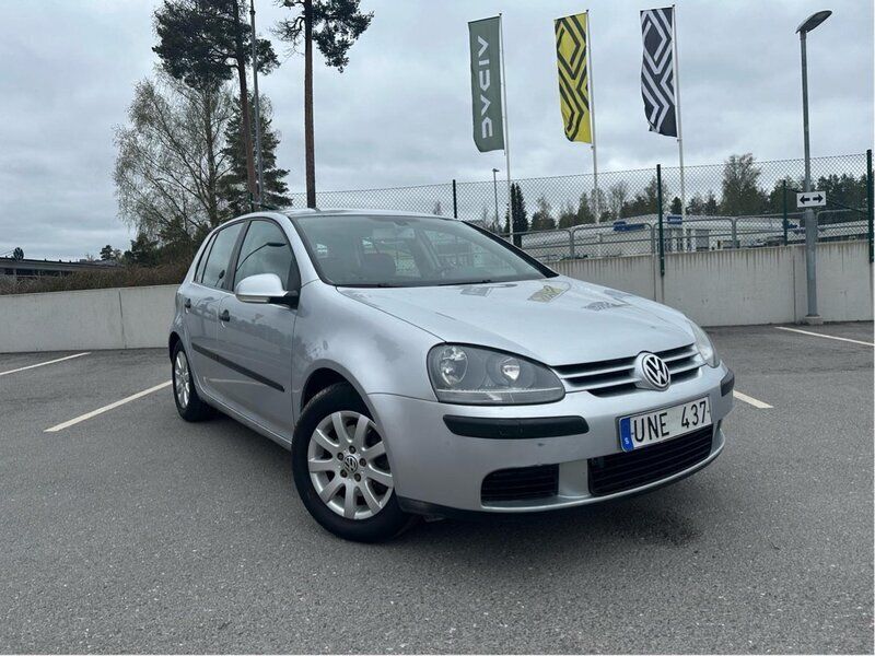 Silver Begagnad 2004 VW Golf V Comfortline Halvkombi | 35 000 kr (Marknadspris) - Bild 1/4