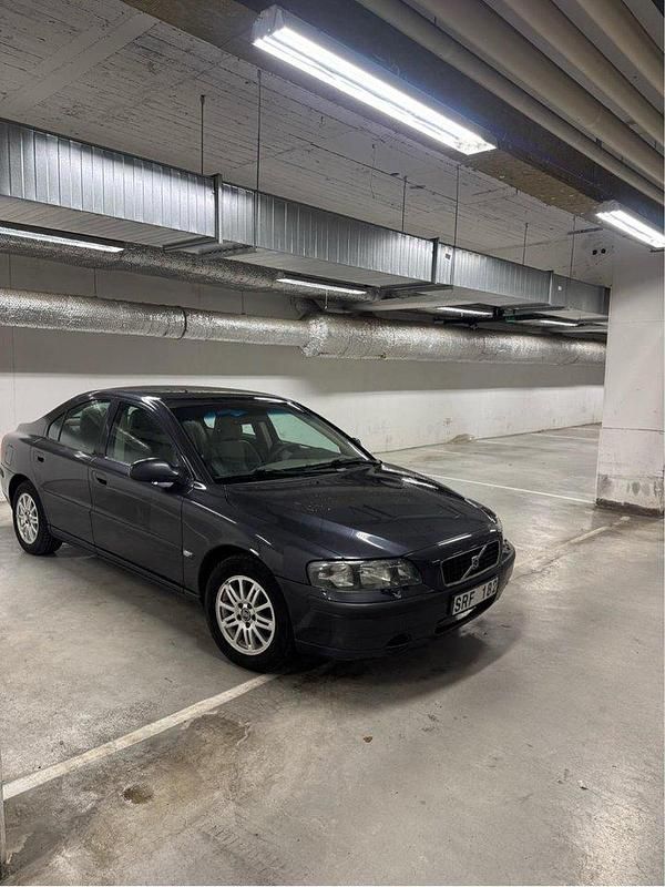 Grå Begagnad 2001 Volvo S60 Sedan | 22 000 kr (Marknadspris) - Bild 1/4