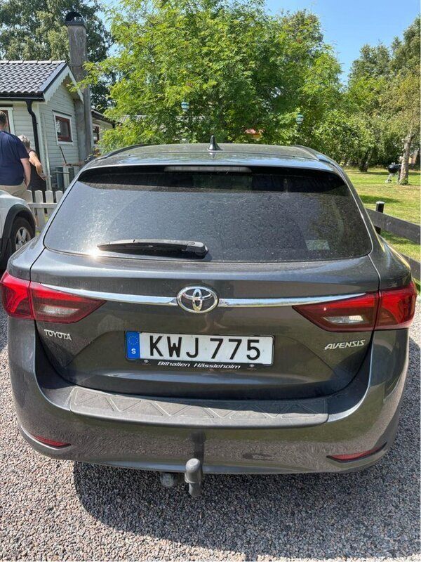 Grå Begagnad 2015 Toyota Avensis Multidrive S Kombi | 130 000 kr (Marknadspris) - Bild 1/4