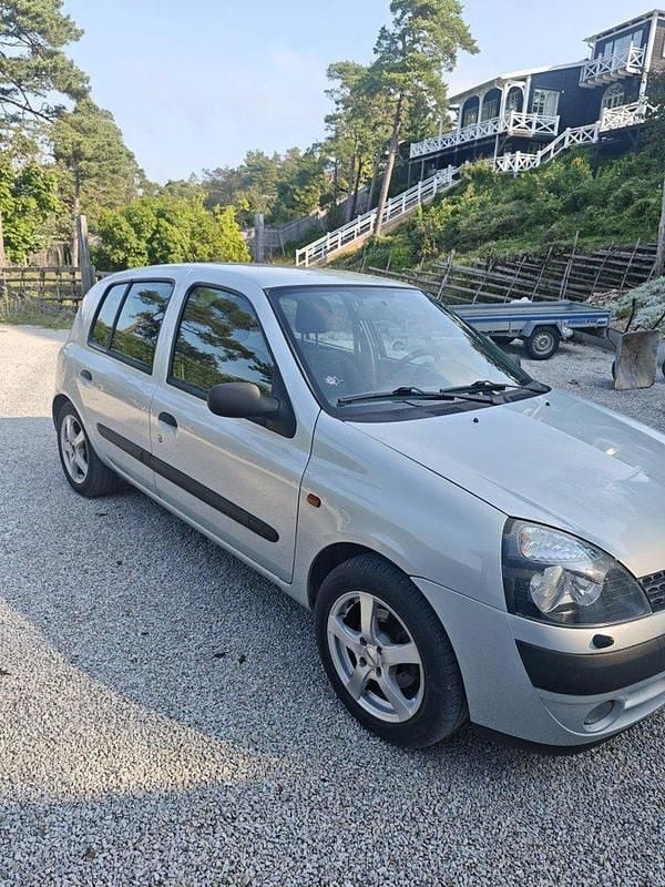 Grå Begagnad 2002 Renault Clio II Halvkombi | 17 000 kr (Marknadspris) - Bild 1/4