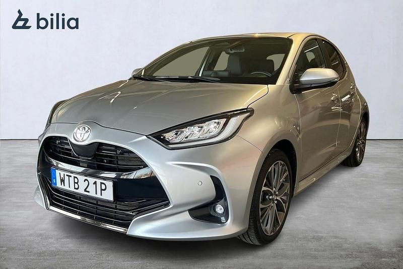 Silver Begagnad 2024 Toyota Yaris Hybrid Style Halvkombi | 274 900 kr - Bild 1/3