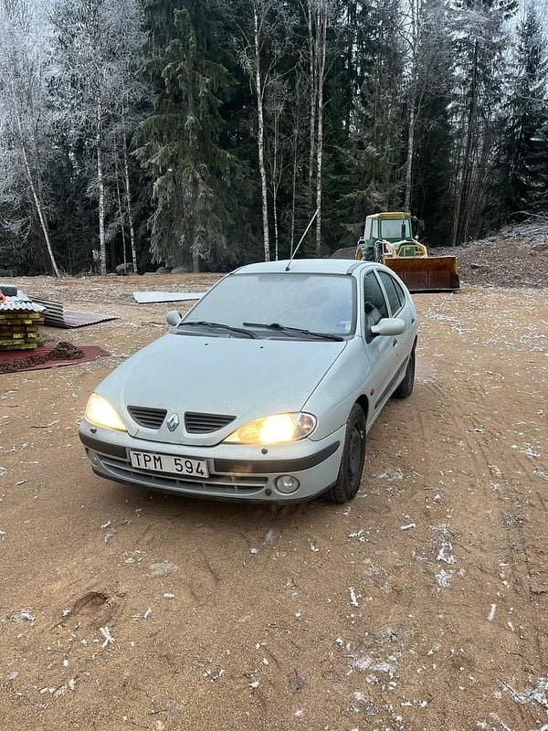 Begagnad 2003 Renault Mégane II Halvkombi | 8 000 kr (Marknadspris) - Bild 1/2