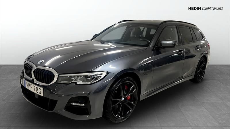 Grå (grey) Begagnad 2021 BMW 330e M Sport Kombi | 309 900 kr (Marknadspris) - Bild 1/4
