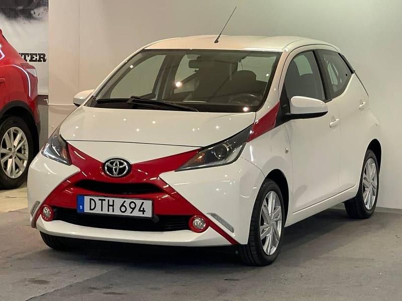 Vit Begagnad 2014 Toyota Aygo X-play Halvkombi | 69 900 kr (Marknadspris) - Bild 1/4