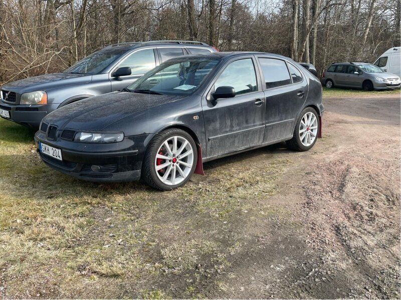 Svart Begagnad 2001 Seat Leon Halvkombi | 32 000 kr (Lite dyr) - Bild 1/4