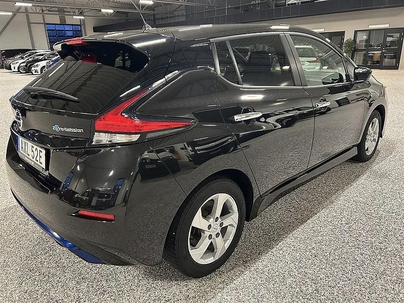 Begagnad Nissan Leaf 110 kW (150 HK) 2021 Svart Halvkombi