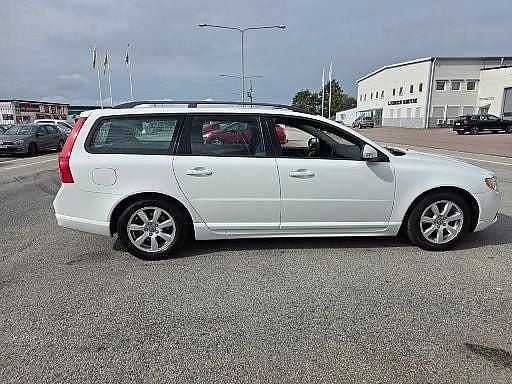 Begagnad Volvo V70 Kinetic 109 HK (80 kW) 2010 Vit Kombi