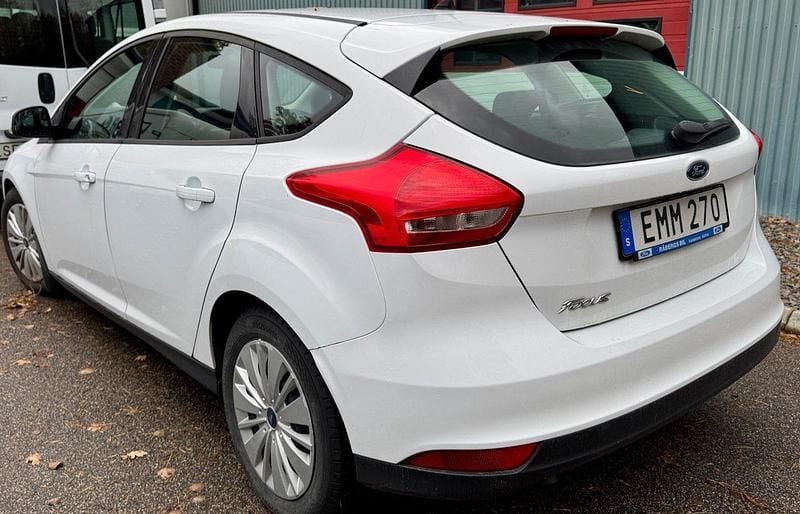 Vit Begagnad 2016 Ford Focus Trend Halvkombi | 84 900 kr (Marknadspris) - Bild 1/2