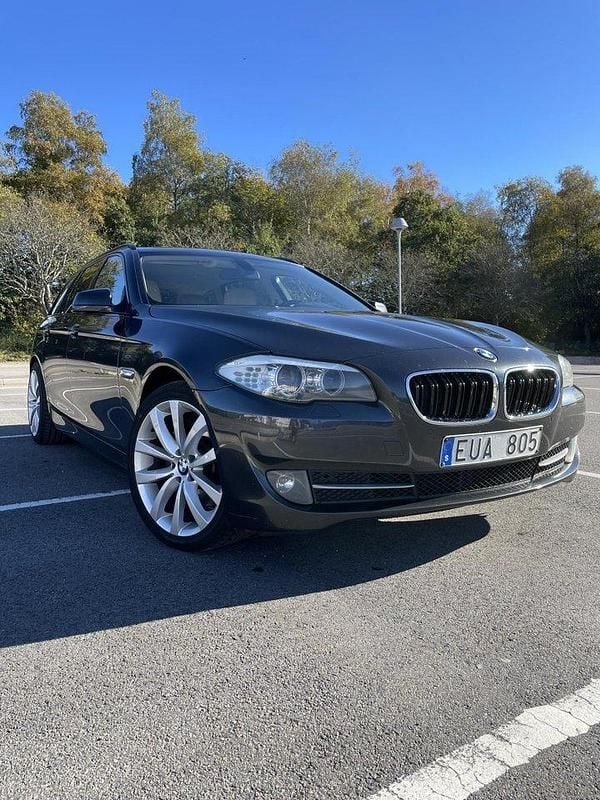 Grå Begagnad 2011 BMW 525 Kombi | 139 000 kr (Dyr) - Bild 1/4