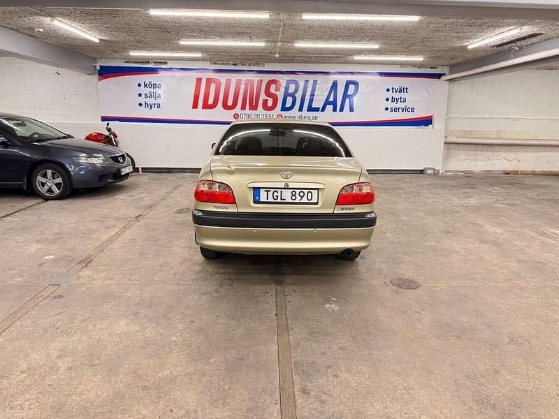 Begagnad Toyota Avensis 150 HK (110 kW) 2001 Ljusgul Sedan