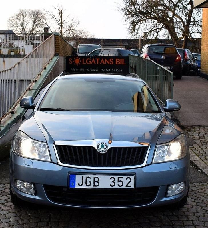 Grå Begagnad 2012 Skoda Octavia Elegance Kombi | 49 800 kr (Marknadspris) - Bild 1/4