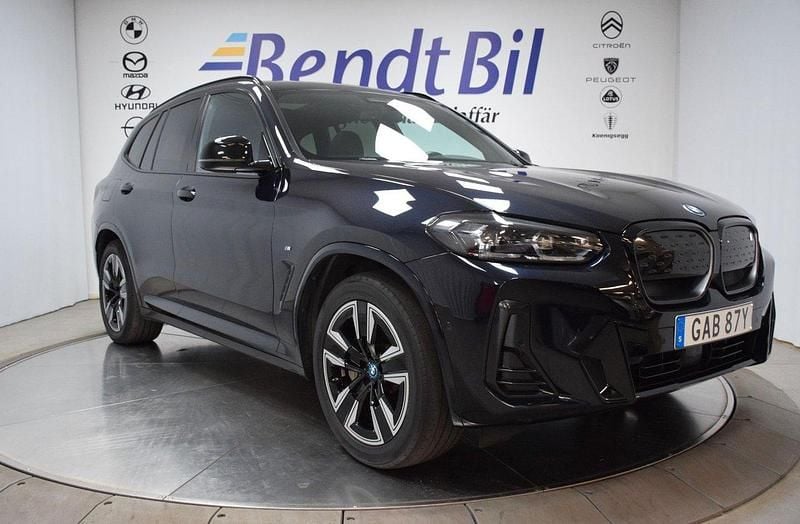 Svart Begagnad 2022 BMW iX3 Shadowline SUV | 424 500 kr (Marknadspris) - Bild 1/4